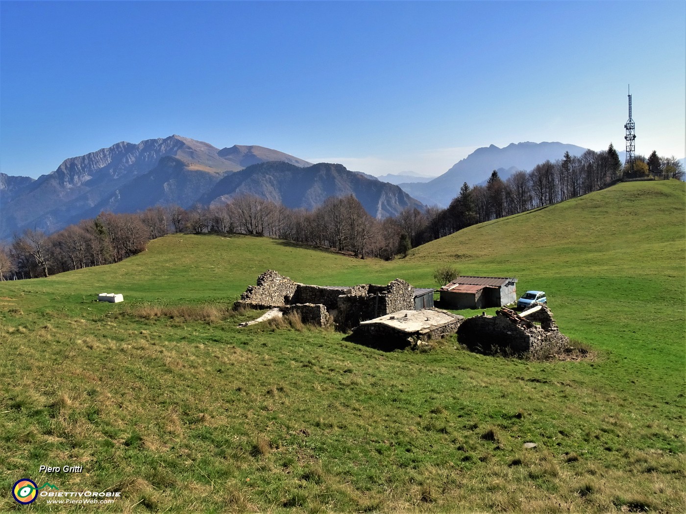 49 Verde pianoro pascolivo di Baita Campo (1442 m) con vista in Menna a sx e Alben a dx.JPG